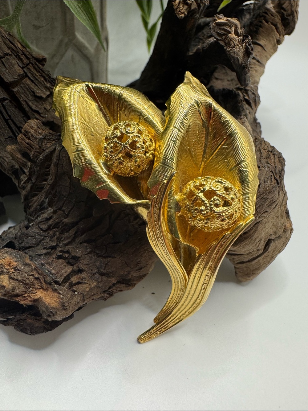 Vintage brushed gold tone calla lily brooch. Great condition, one tiny spot.